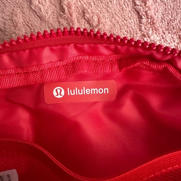 lululemon athletica Red everywhere belt bag brand new - Picture 7 of 8